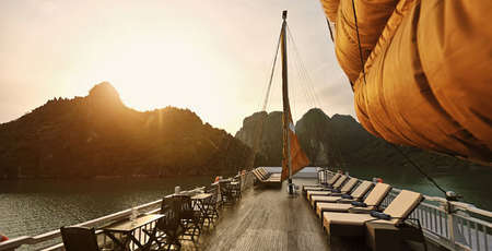 3 Raisons de vivre une croisière nuit à bord dans la baie d'Ha Long