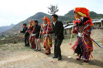 La danse traditionnelle séduisante des Lo Lo