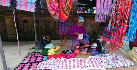 Le marché de Pa Co des Mông à Mai Chau