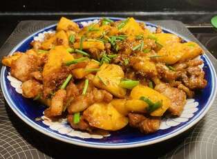 Le porc sauté au caramel et à l’ananas (Lợn rang dứa)
