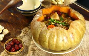 Recette du poulet mijoté dans la courge (gà hầm bí đỏ) 