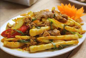 Recette de pousse de bambou sautée avec du bœuf et de l’ail (Măng xào bò)