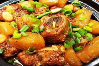 Recette de travers du porc au caramel mijoté avec le navet (sườn lợn kho củ cải)