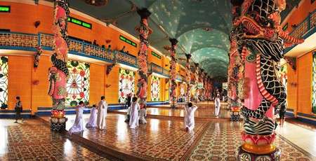Le temple Cao Dai, saint- siège du Caodaïsme à Tay Ninh 