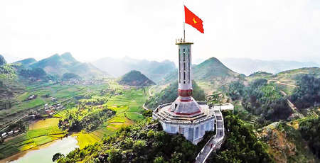 La tour du drapeau de Lung Cu : un symbole national sacré à Ha Giang