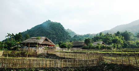 Rencontre des Tay au village Tha à Ha Giang