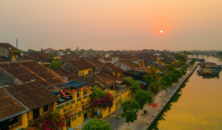 La beauté différente de l'ancienne ville de Hoi An vue d'en haut