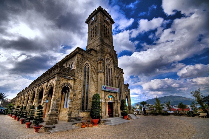 L'architecture unique de la cathédrale en pierre de Nha Trang