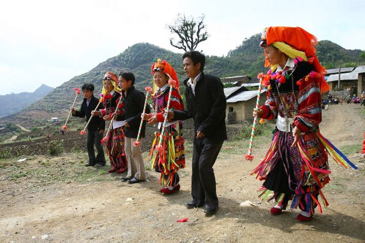 La danse traditionnelle séduisante des Lo Lo