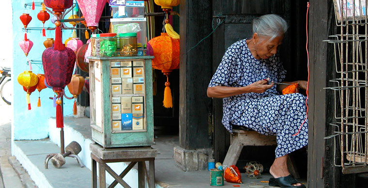 Confection des lanternes à Hoi An, une tradition préservée de la ville de charme 