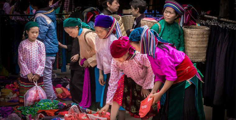 Les marchés montagneux à Hà Giang, couleurs des montagnes karstiques