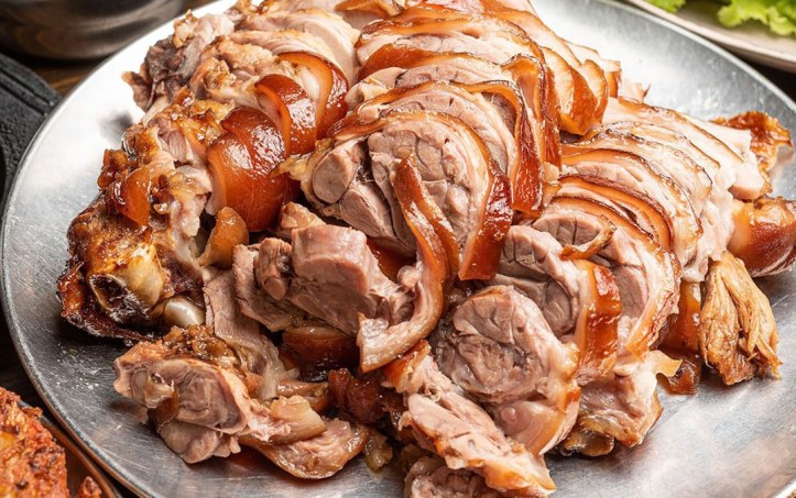 Recette de cuisse de porc grillée à la citronnelle (chân giò nướng sả)