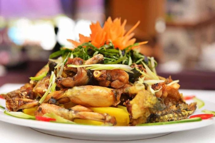 Recette des cuisses de grenouilles frites avec la sauce de nuoc mam (Đùi ếch chiên nước mắm)