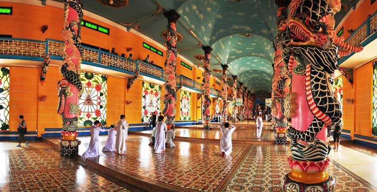Le temple Cao Dai, saint- siège du Caodaïsme à Tay Ninh 
