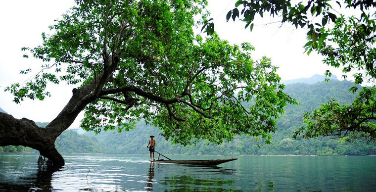 Le village de Pac Ngoi au bord du lac de Ba Be